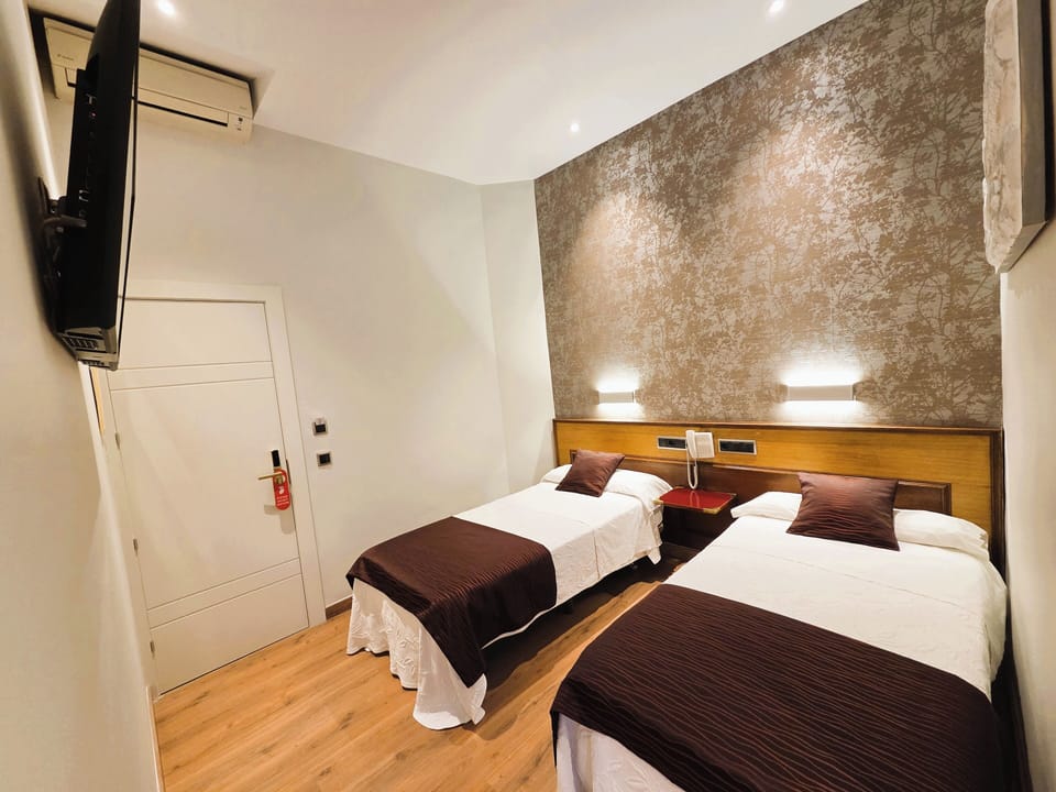 Twin Room, Private Bathroom | Laptop workspace, free WiFi, bed sheets