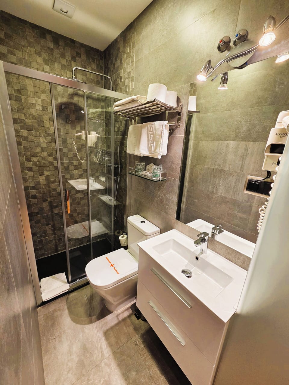 Twin Room, Private Bathroom | Bathroom | Combined shower/tub, free toiletries, hair dryer, towels