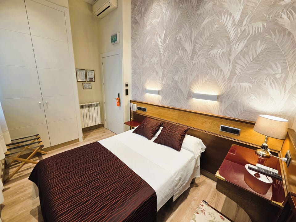 Single Room, Private Bathroom | Laptop workspace, free WiFi, bed sheets