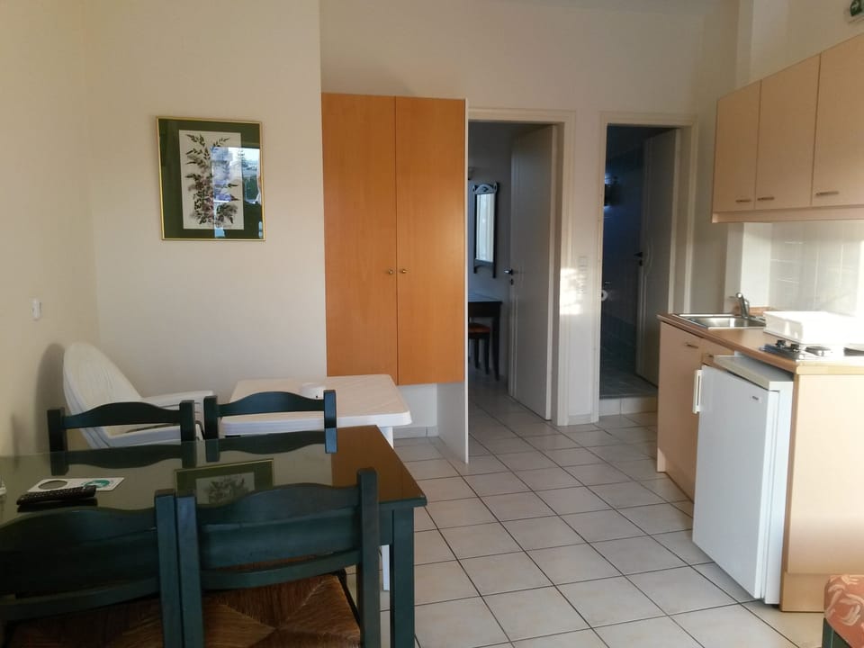 Private kitchenette | Mini-fridge, stovetop, dining tables
