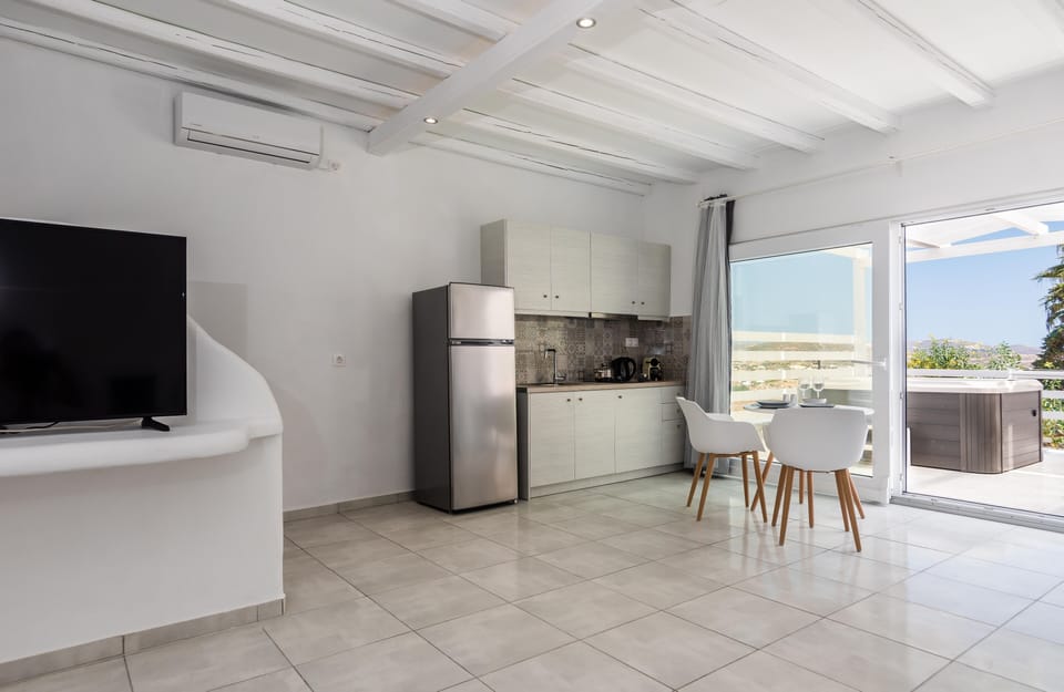 Studio, Hot Tub | In-room safe, iron/ironing board, free WiFi