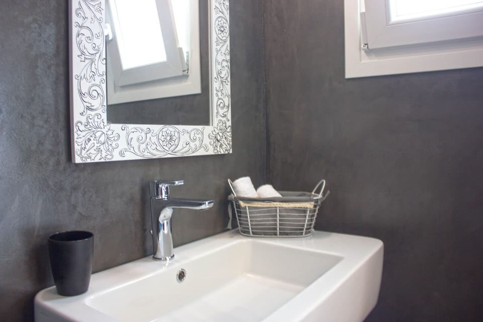 Suite (Mykonian Mini) | Bathroom | Shower, free toiletries, hair dryer, towels