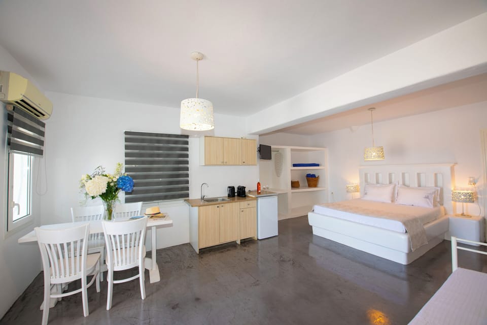 Grande Suite, Private Hot Tub | In-room safe, iron/ironing board, WiFi (free)
