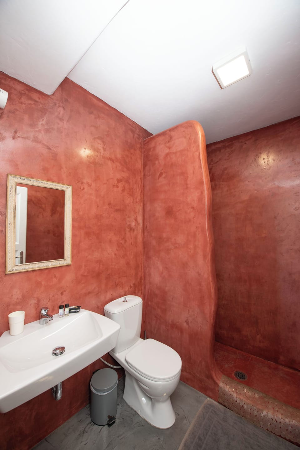 Grande Suite, Private Hot Tub | Bathroom | Shower, free toiletries, hair dryer, towels