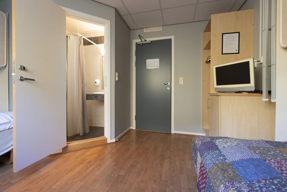 Basic Twin Room | Desk, soundproofing, cribs/infant beds, free WiFi