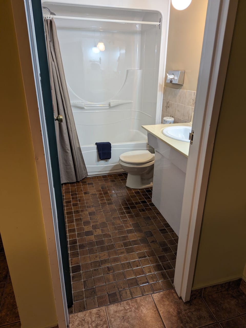 Combined shower/tub, hair dryer, towels