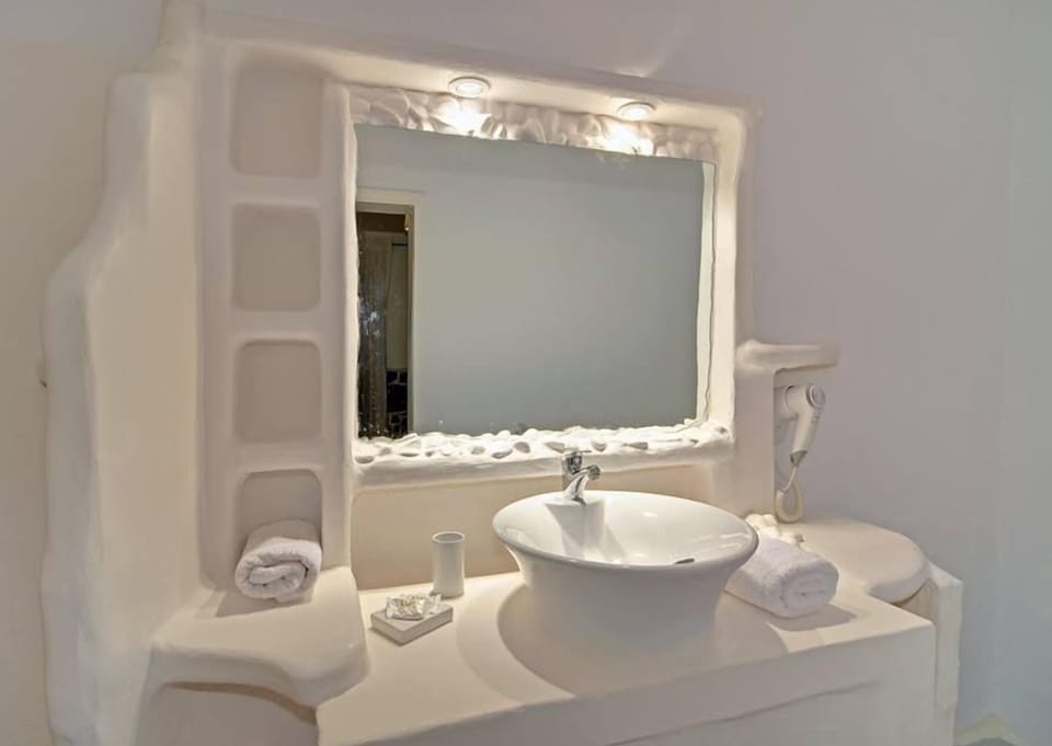 Double Room, Sea View | Bathroom sink