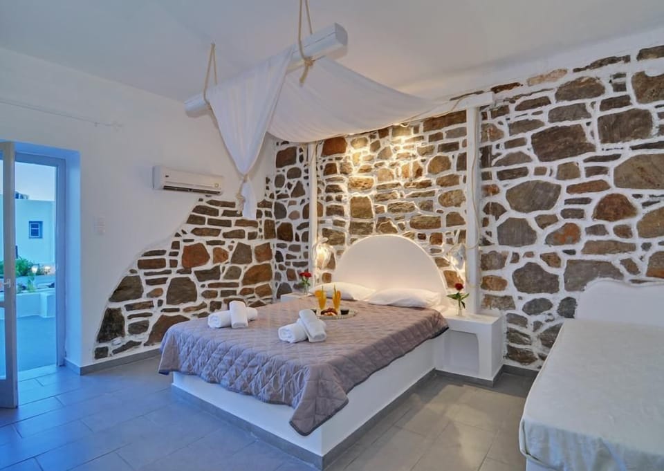 Double Room, Sea View | In-room safe, iron/ironing board, free WiFi
