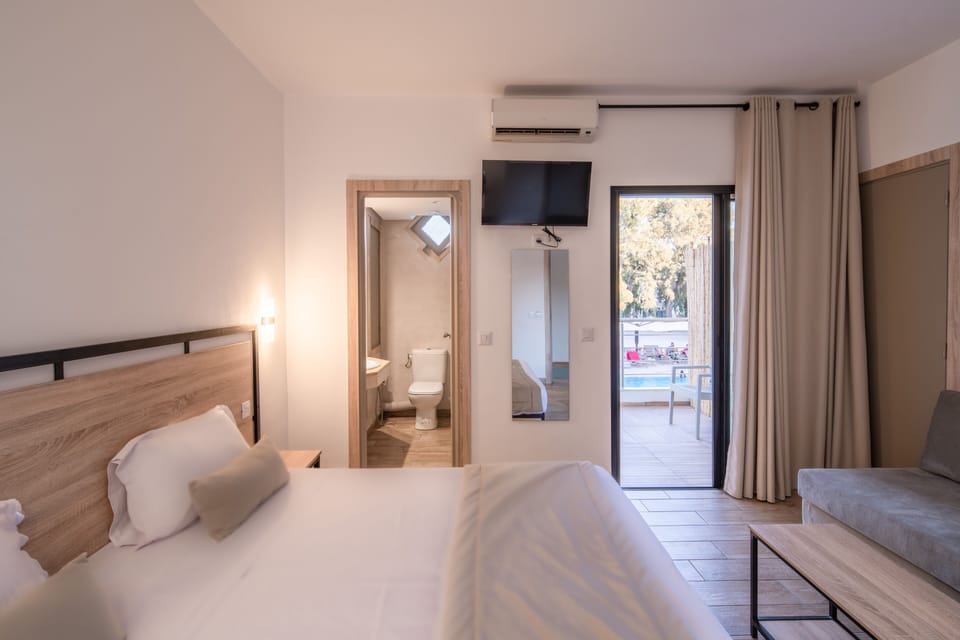 Standard Room | Bathroom | Bathtub, deep soaking tub, free toiletries, towels