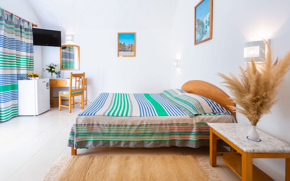 Desk, free cribs/infant beds, bed sheets