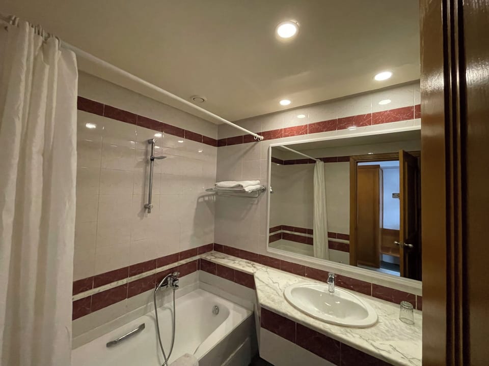 Bathtub, free toiletries, hair dryer, towels