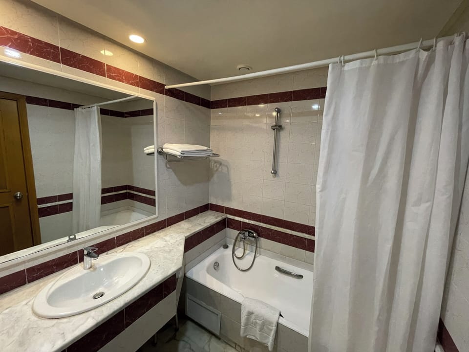 Standard Single Room | Bathroom | Bathtub, free toiletries, hair dryer, towels