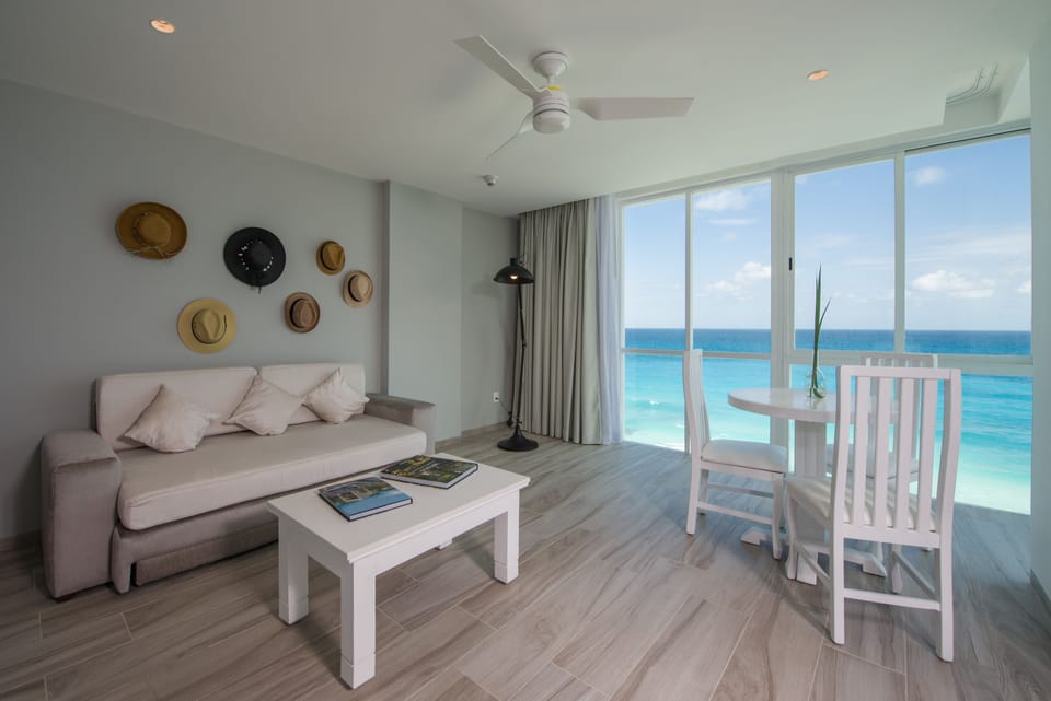 Inspira Junior Suite Ocean Front | Living area | 50-inch flat-screen TV with digital channels, TV, table tennis