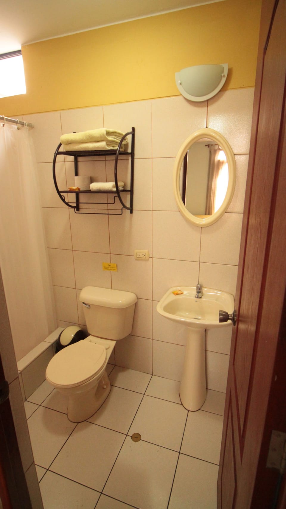 Shower, rainfall showerhead, free toiletries, towels