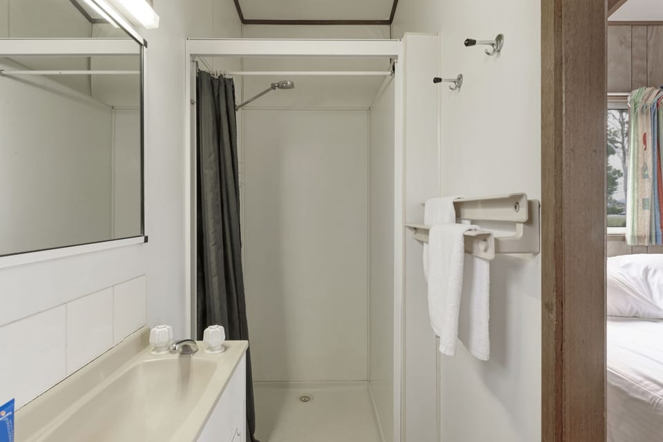 Standard Cabin (Sleeps 3) | Bathroom | Towels