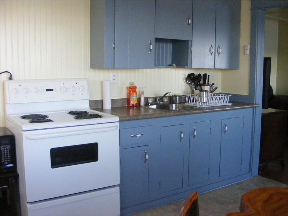 Cottage, 2 Bedrooms | Private kitchen | Full-size fridge, microwave, oven, stovetop