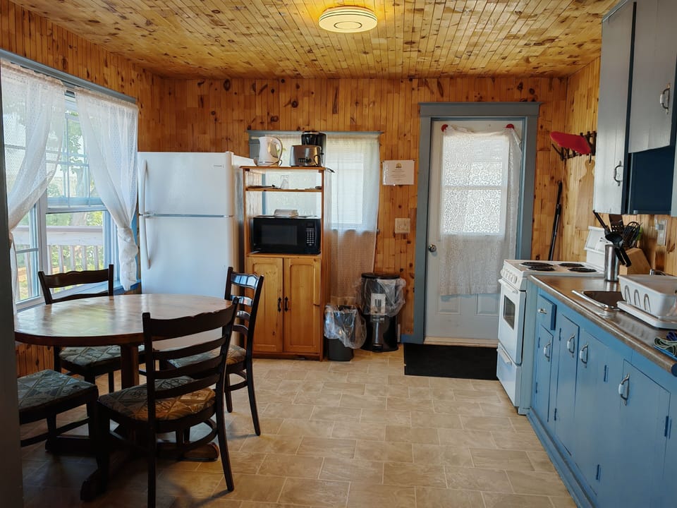 Cottage, 2 Bedrooms | Private kitchen | Full-size fridge, microwave, oven, stovetop