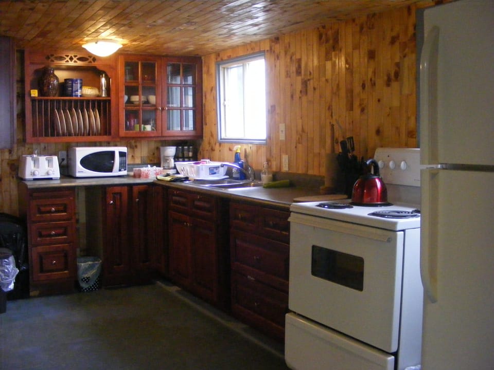 Family Cottage, 2 Bedrooms | Private kitchen | Fridge, microwave, oven, stovetop