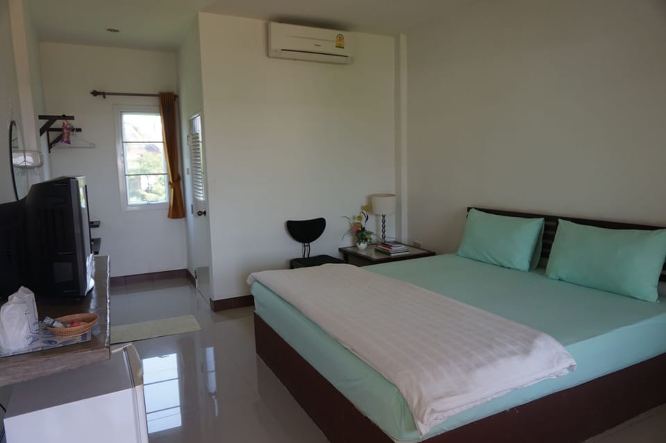 Standard King Bed | Desk, free WiFi