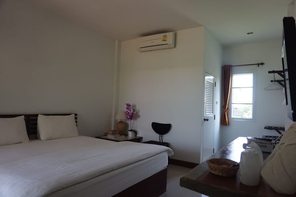 Standard King Bed | Desk, free WiFi