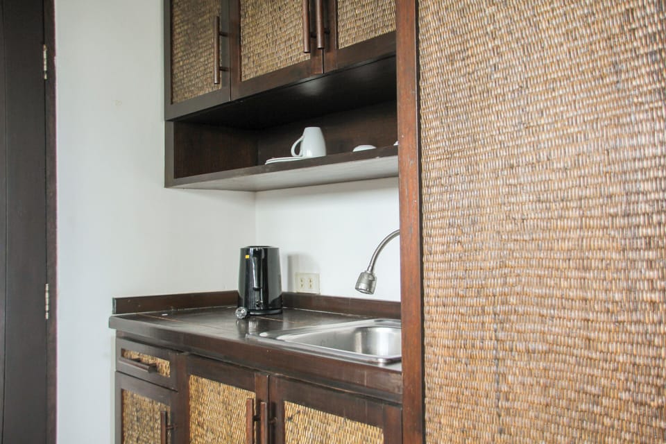 Deluxe Room Terrace | Private kitchen | Electric kettle, paper towels, dining table