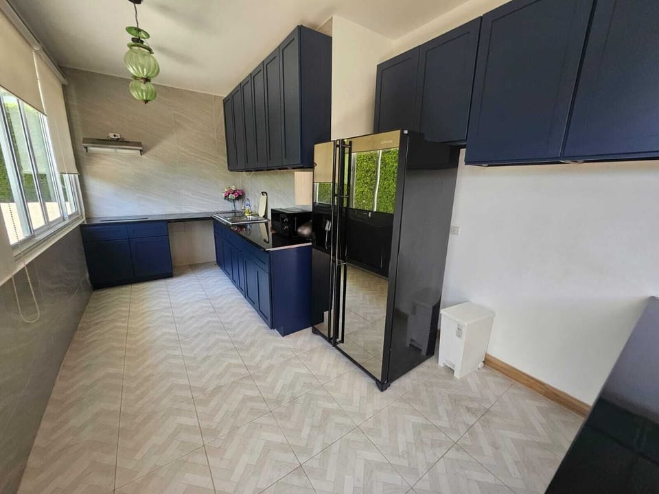 Family Suite 3 bedrooms | Private kitchen | Electric kettle, paper towels, dining table
