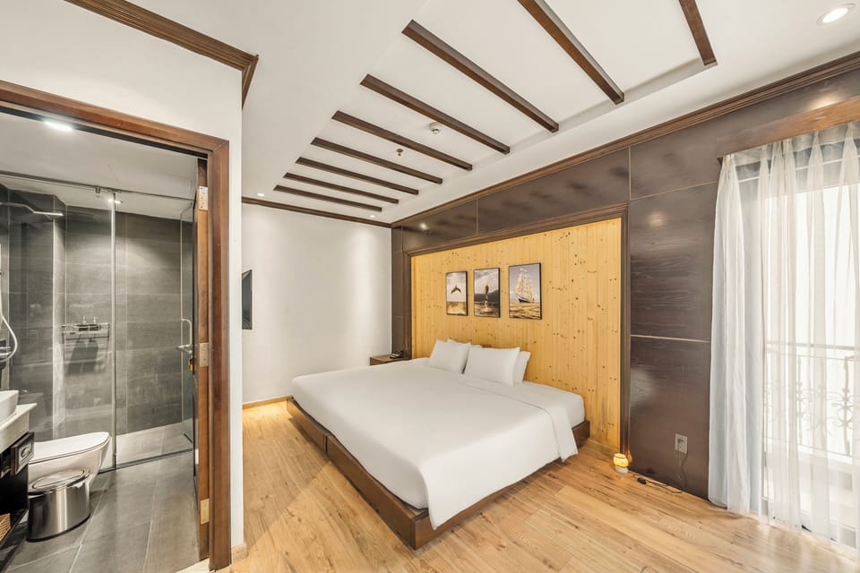 Junior Double Room, 1 King Bed, Balcony, City View | Pillowtop beds, minibar, in-room safe, desk