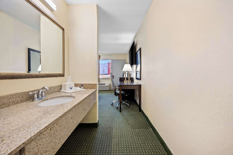 Combined shower/tub, free toiletries, hair dryer, towels