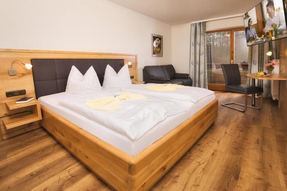 Comfort Double or Twin Room | Desk, iron/ironing board (on request), WiFi (free), bed sheets