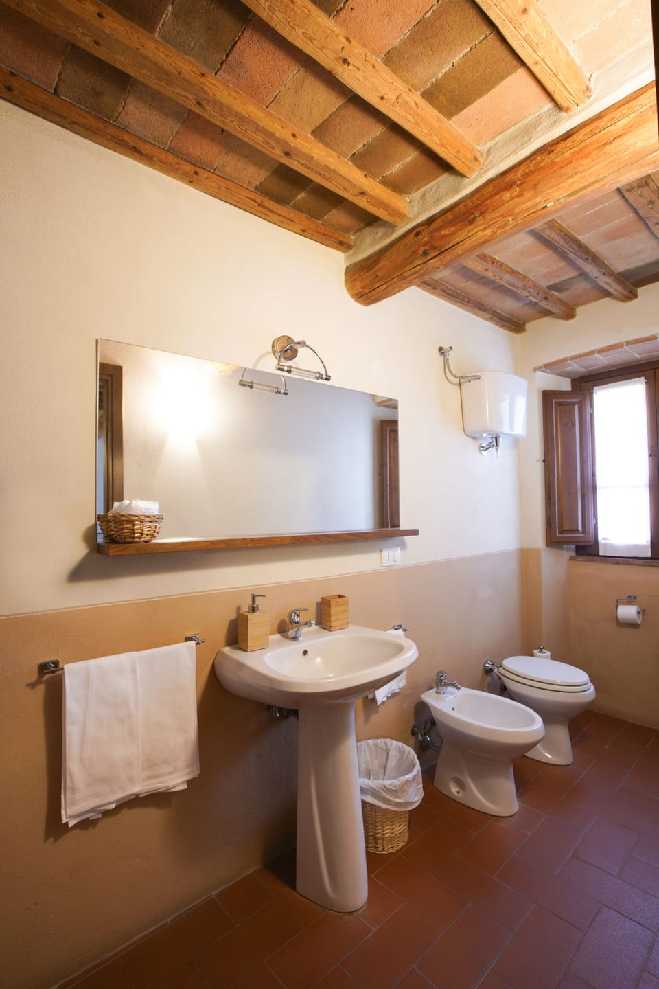 Comfort Room | Bathroom | Shower, free toiletries, hair dryer, towels