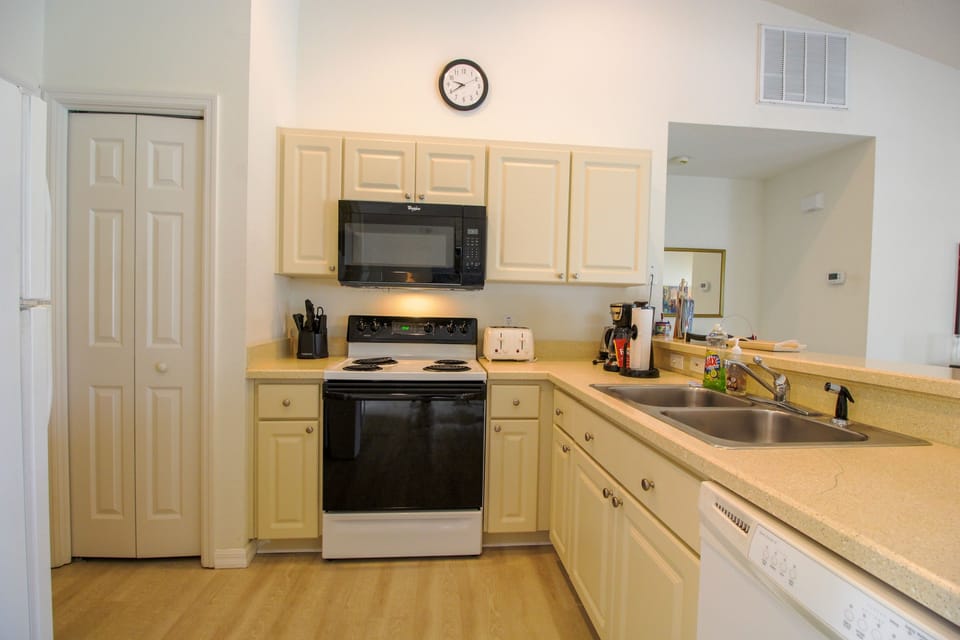 House, 2 Bedrooms | Private kitchen | Coffee/tea maker, fridge, microwave, oven
