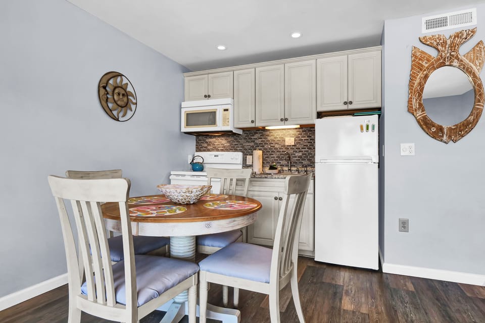 Exclusive Suite, 1 King Bed with Sofa bed, Kitchen, Ocean View | Private kitchen | Fridge, microwave, stovetop, coffee/tea maker