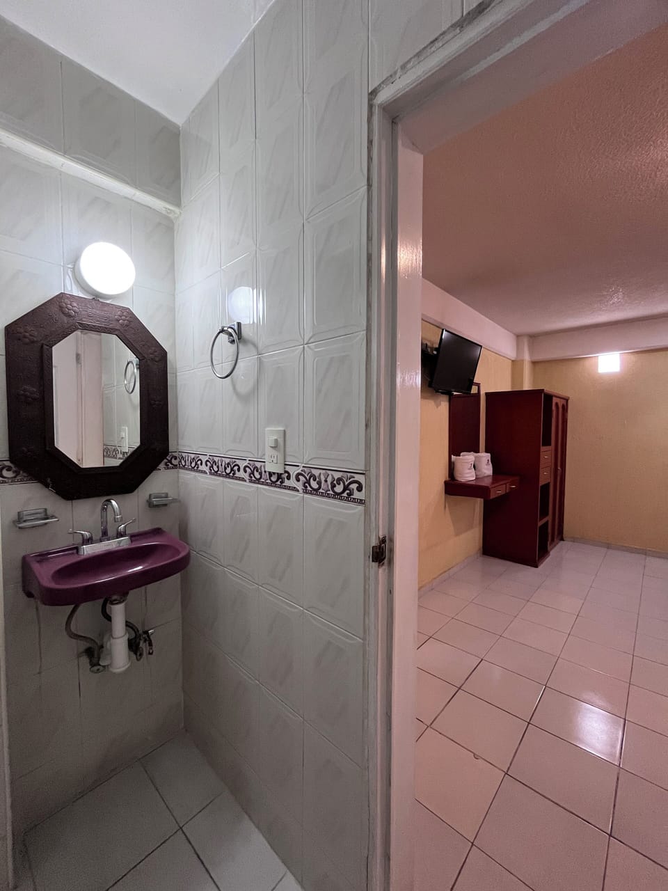 Shower, free toiletries, towels