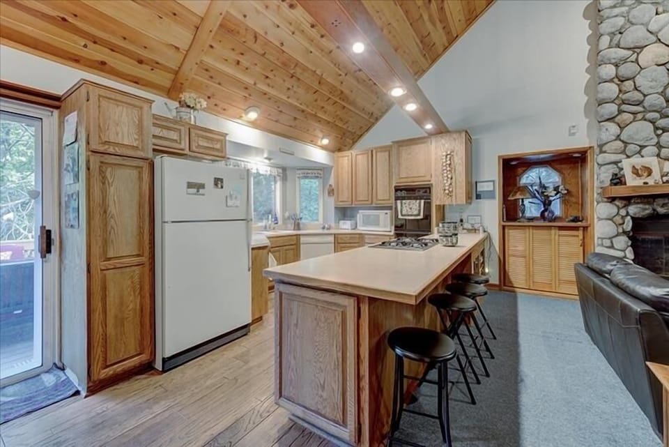 House, 3 Bedrooms | Private kitchen | Microwave, dishwasher