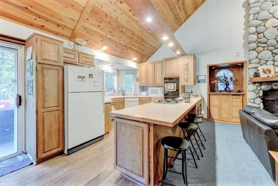 House, 3 Bedrooms | Private kitchen | Microwave, dishwasher