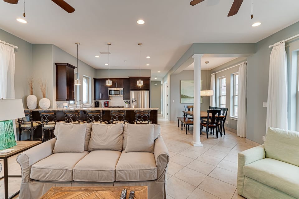 House, 4 Bedrooms | Living room | TV, DVD player