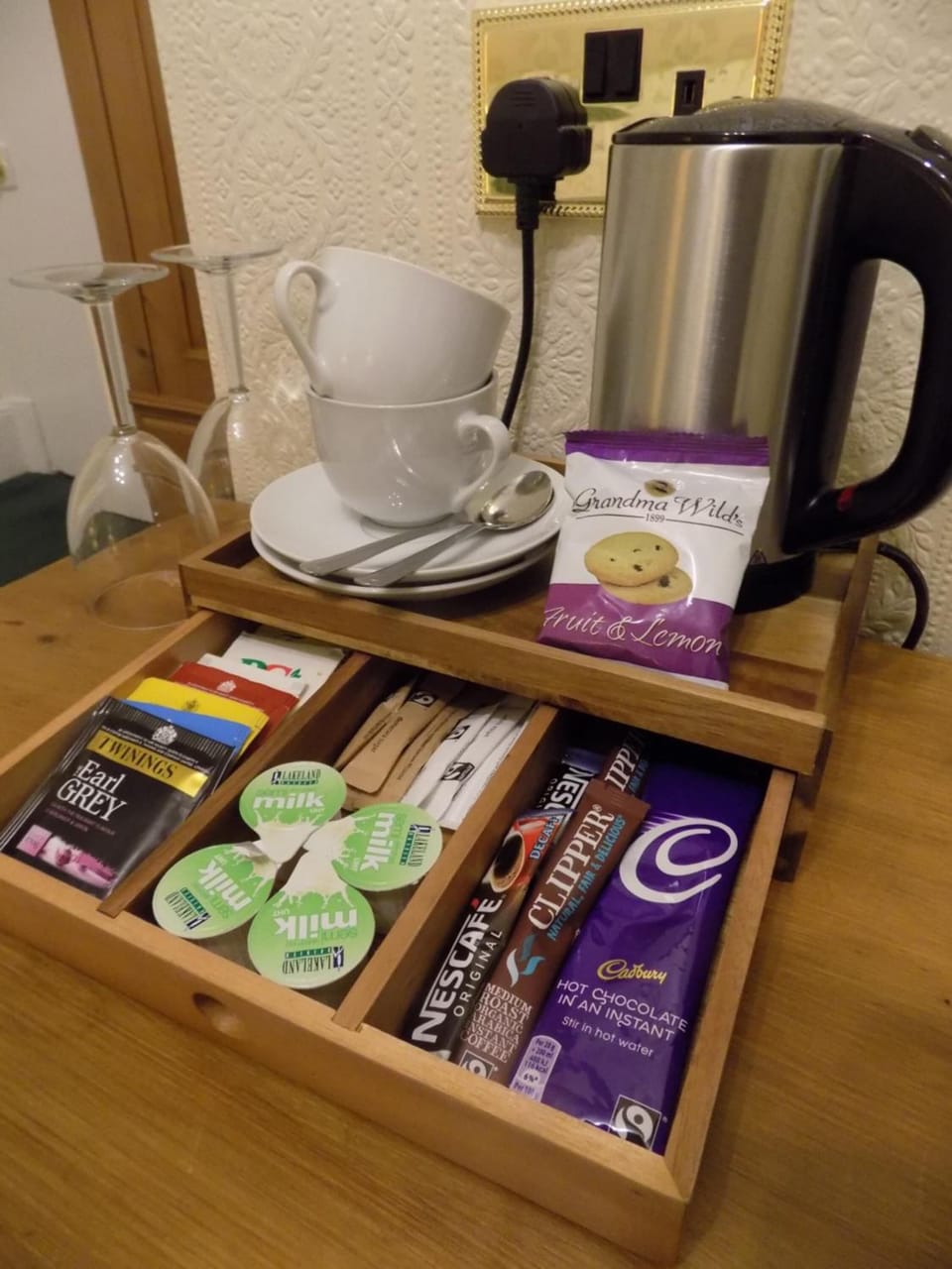 Coffee/tea maker, electric kettle