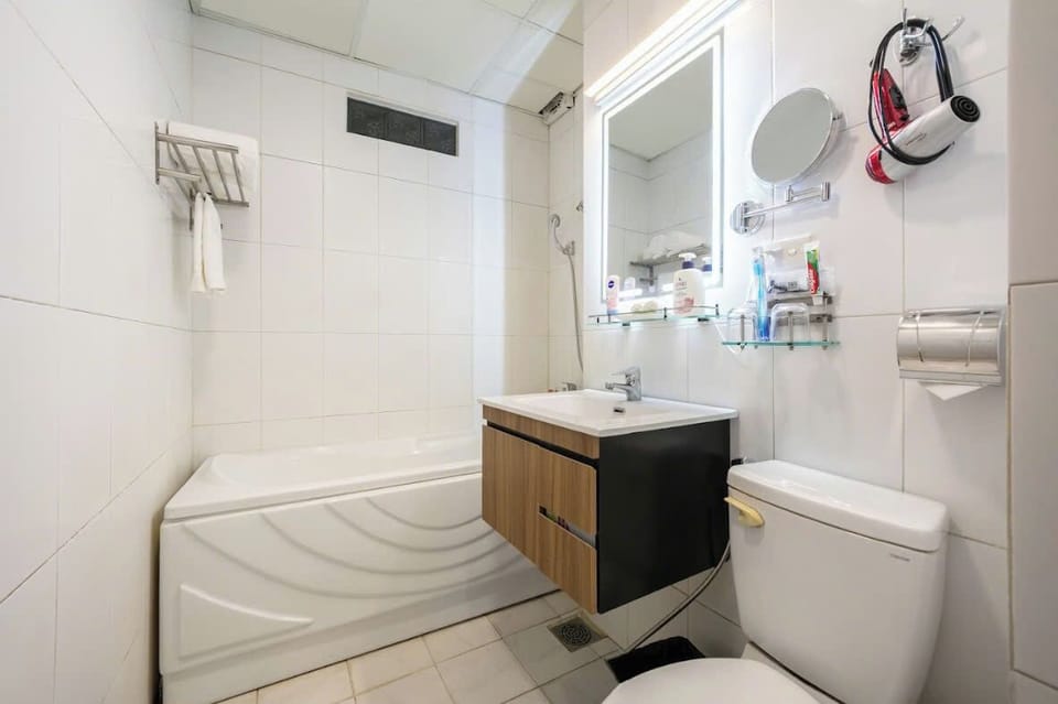 Deluxe Double Room | Bathroom | Shower, free toiletries, hair dryer, bathrobes
