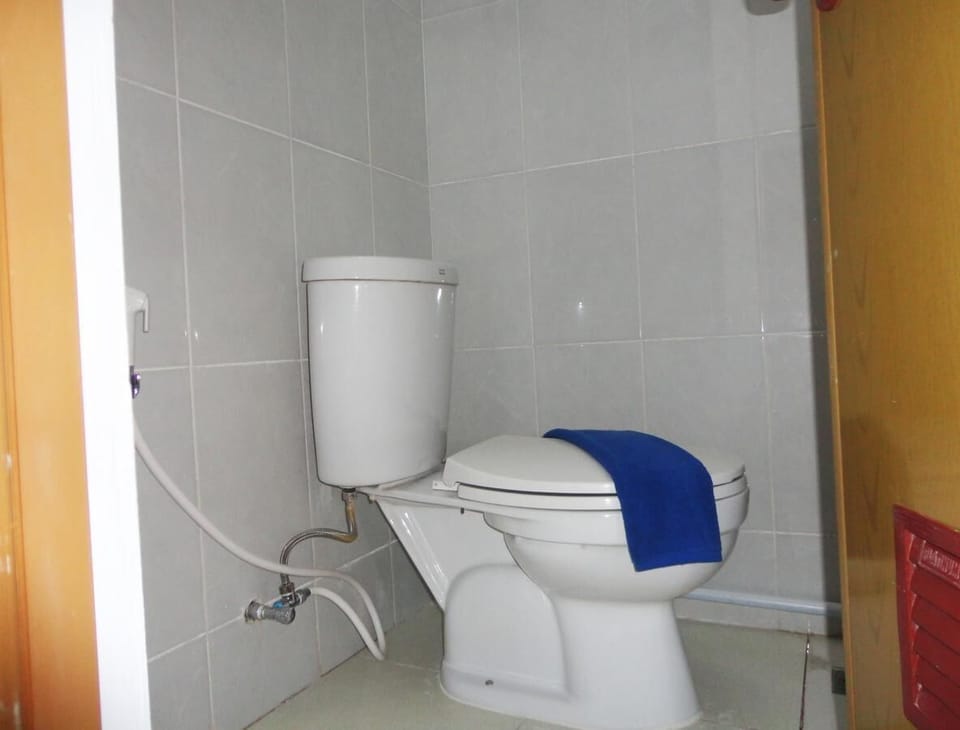 Shower, free toiletries, towels