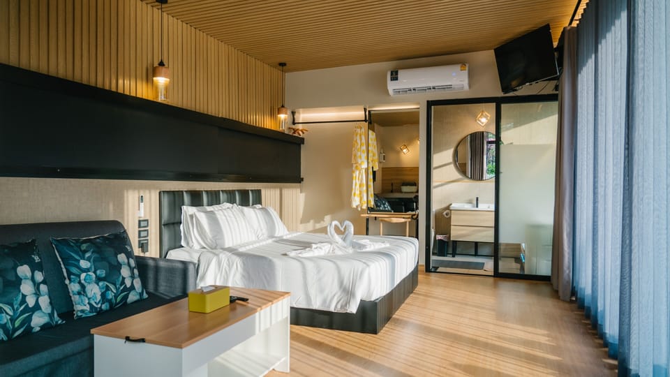Panoramic Riverside Cabin with Jacuzzi | Desk, free WiFi, bed sheets