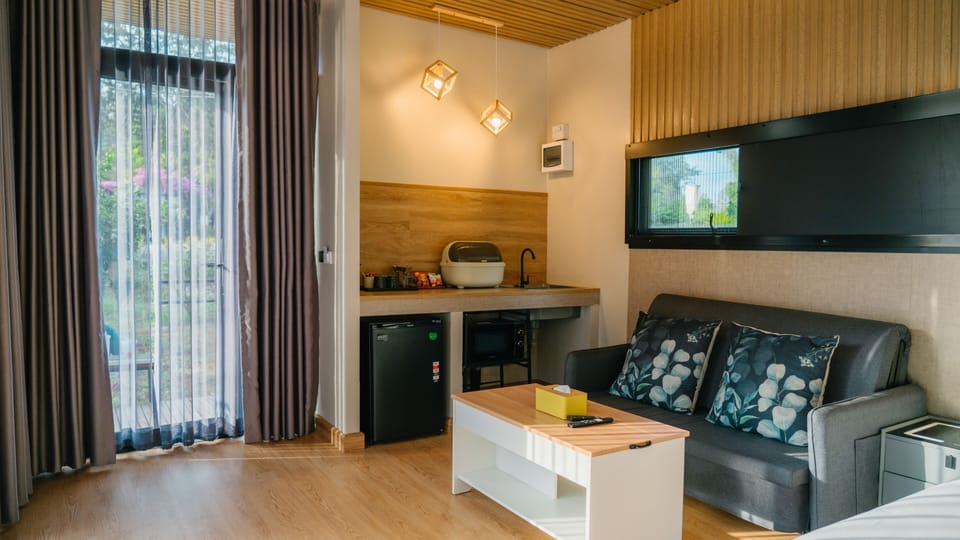 Panoramic Riverside Cabin with Jacuzzi | Living area | Smart TV