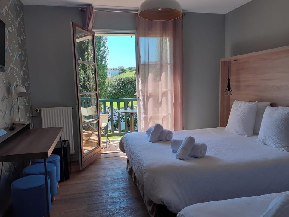 Comfort Triple Room | Soundproofing, iron/ironing board, free WiFi, bed sheets