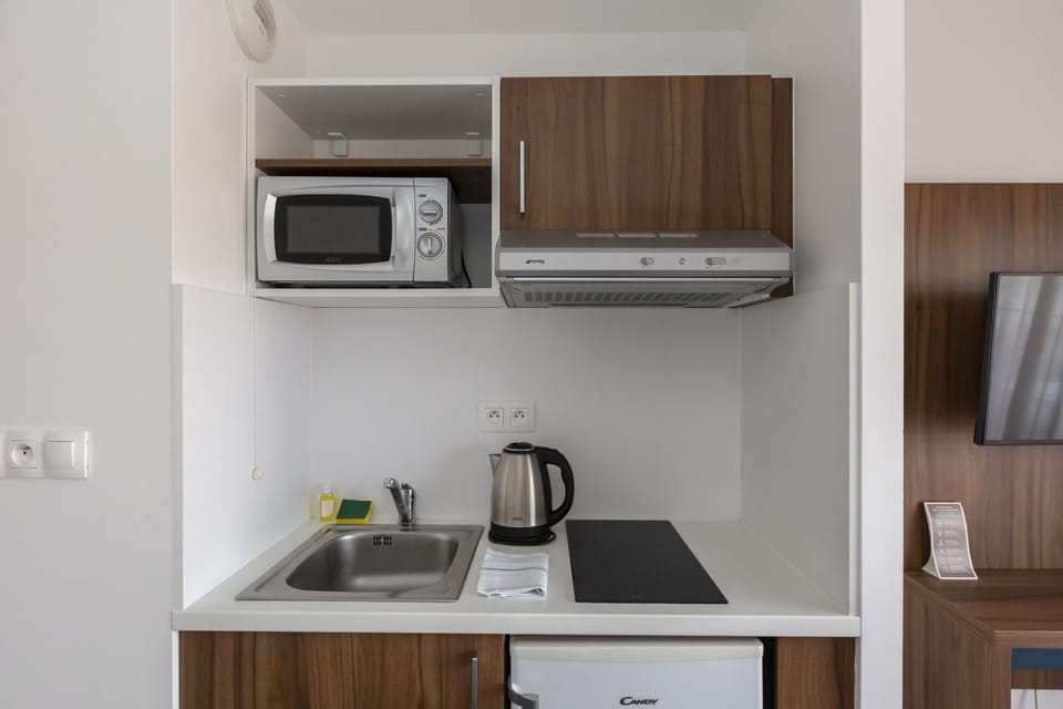 Standard Studio (2 People) | Desk, laptop workspace, soundproofing, free cribs/infant beds