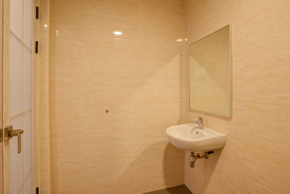 Family Room | Bathroom | Shower, eco-friendly toiletries, hair dryer, towels