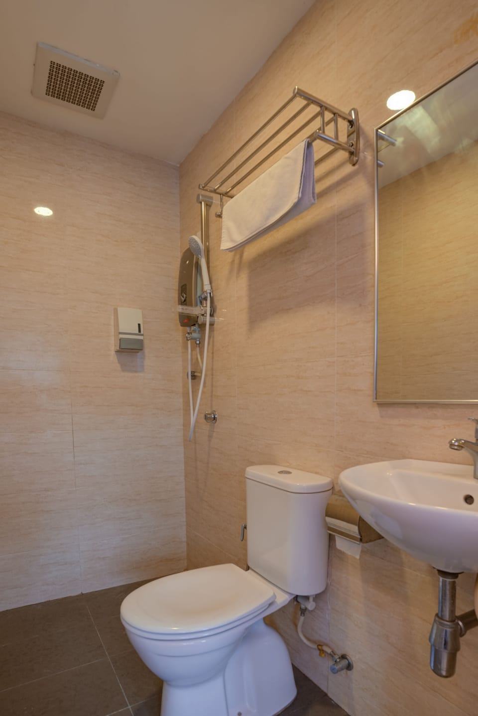 Superior Room | Bathroom | Shower, eco-friendly toiletries, hair dryer, towels