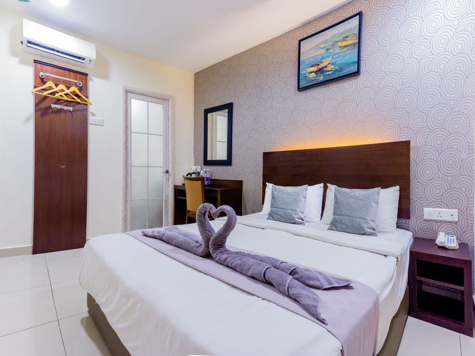 Deluxe Room | Desk, soundproofing, iron/ironing board, rollaway beds