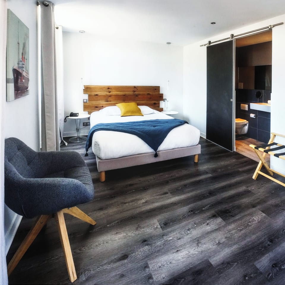 Double Room (Bois Joly) | Desk, soundproofing, iron/ironing board, free WiFi