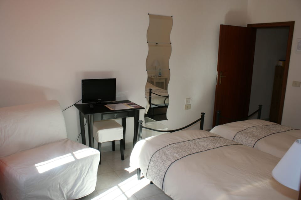 Suite, Private Bathroom, Garden View | Room amenity