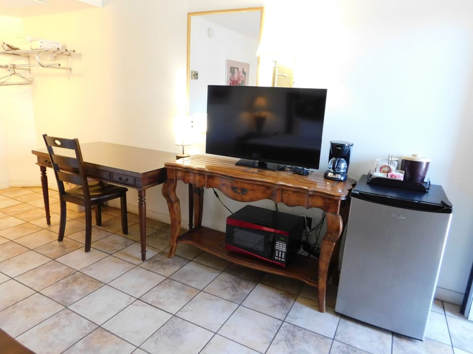 Room, 1 King Bed | Desk, soundproofing, free WiFi