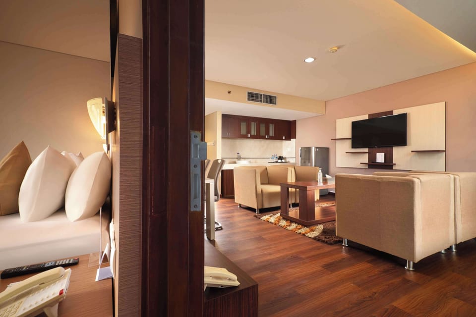 Executive Suite, 1 King Bed, Bathtub, City View | Premium bedding, minibar, in-room safe, desk